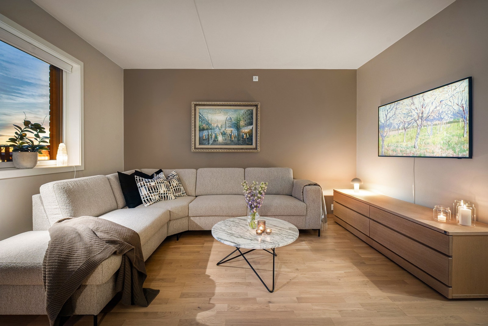 Kveldsbilder viser stemningen som leiligheten kan gi. Galleribilde