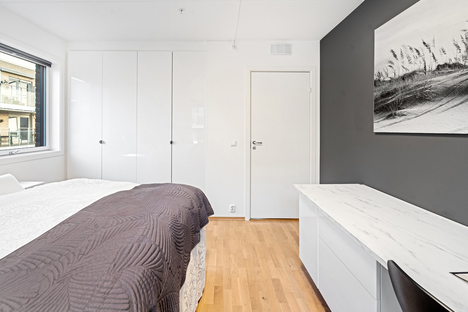 Soverommet har også godt med oppbevaringsplass i plassbygget garderobeskap. Galleribilde