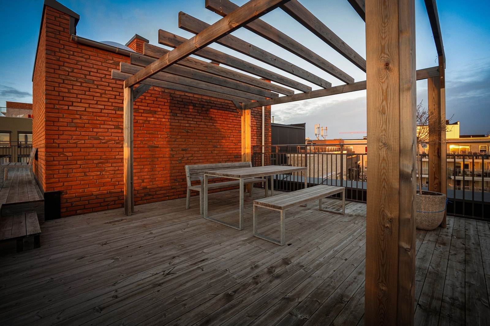 De felles takterrassene har koselige sittegrupper hvor man kan samles til hyggelige lag med fin utsikt. Galleribilde