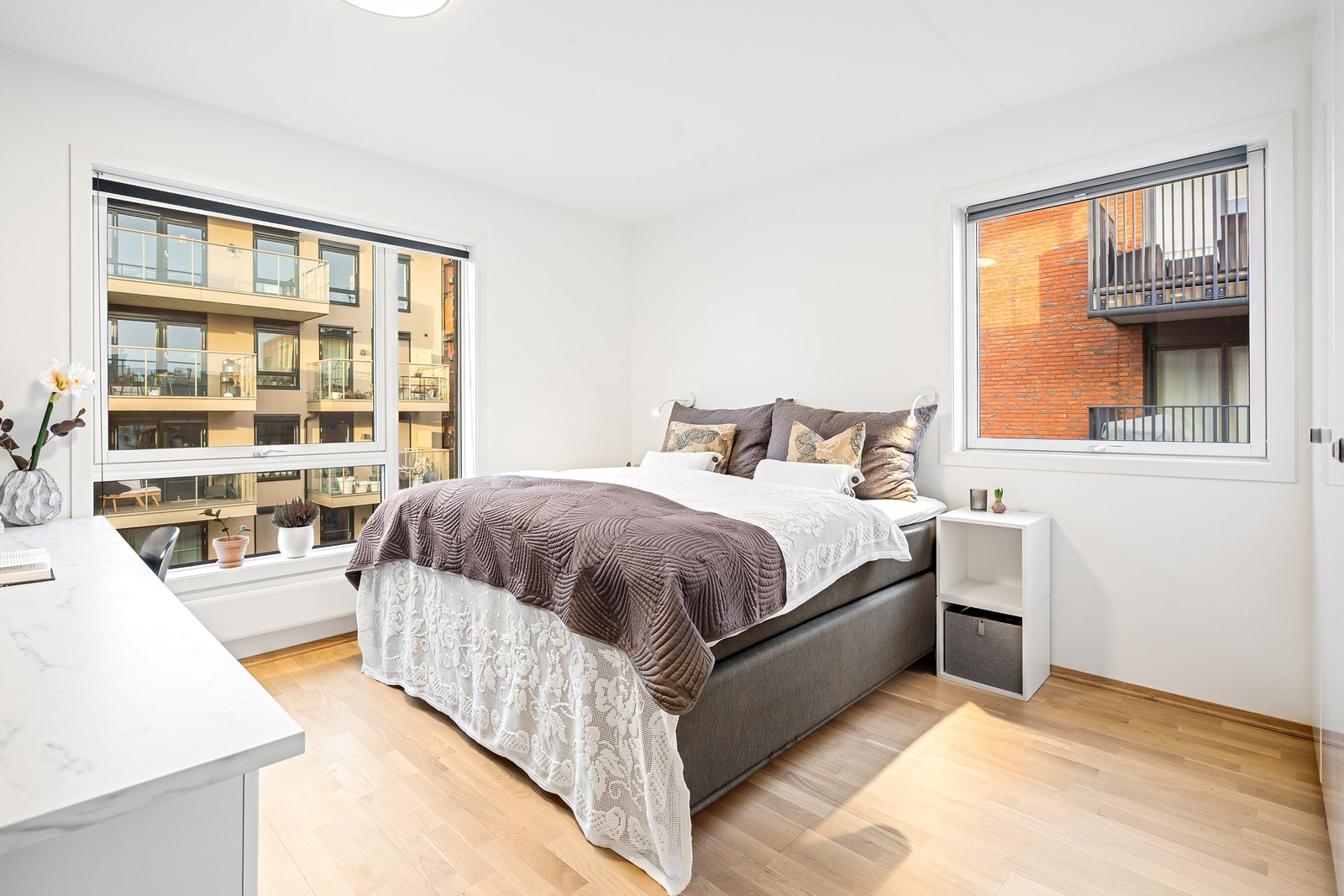 Stort hovedsoverom med plass til dobbeltseng og tilhørende nattbord. Her er det også montert ZIP-gardiner på vindu. Galleribilde