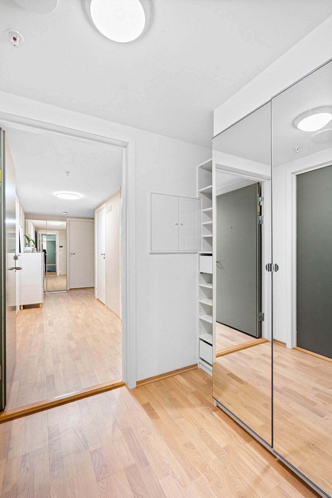 Romslig entré med plass til garderobeskap og skohylle. Her er det inngang til både leiligheten og hybeldel. Galleribilde