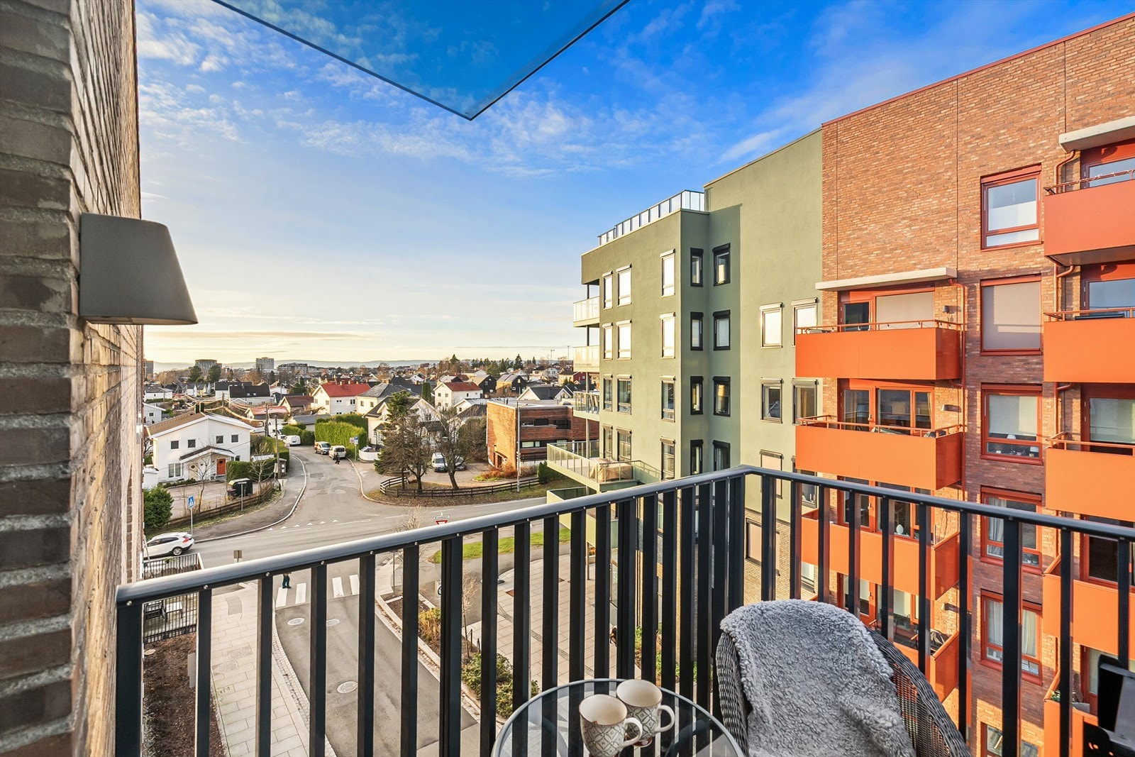 Egen hybeldel med romslig balkong vendt mot koselige Risløkka. Galleribilde