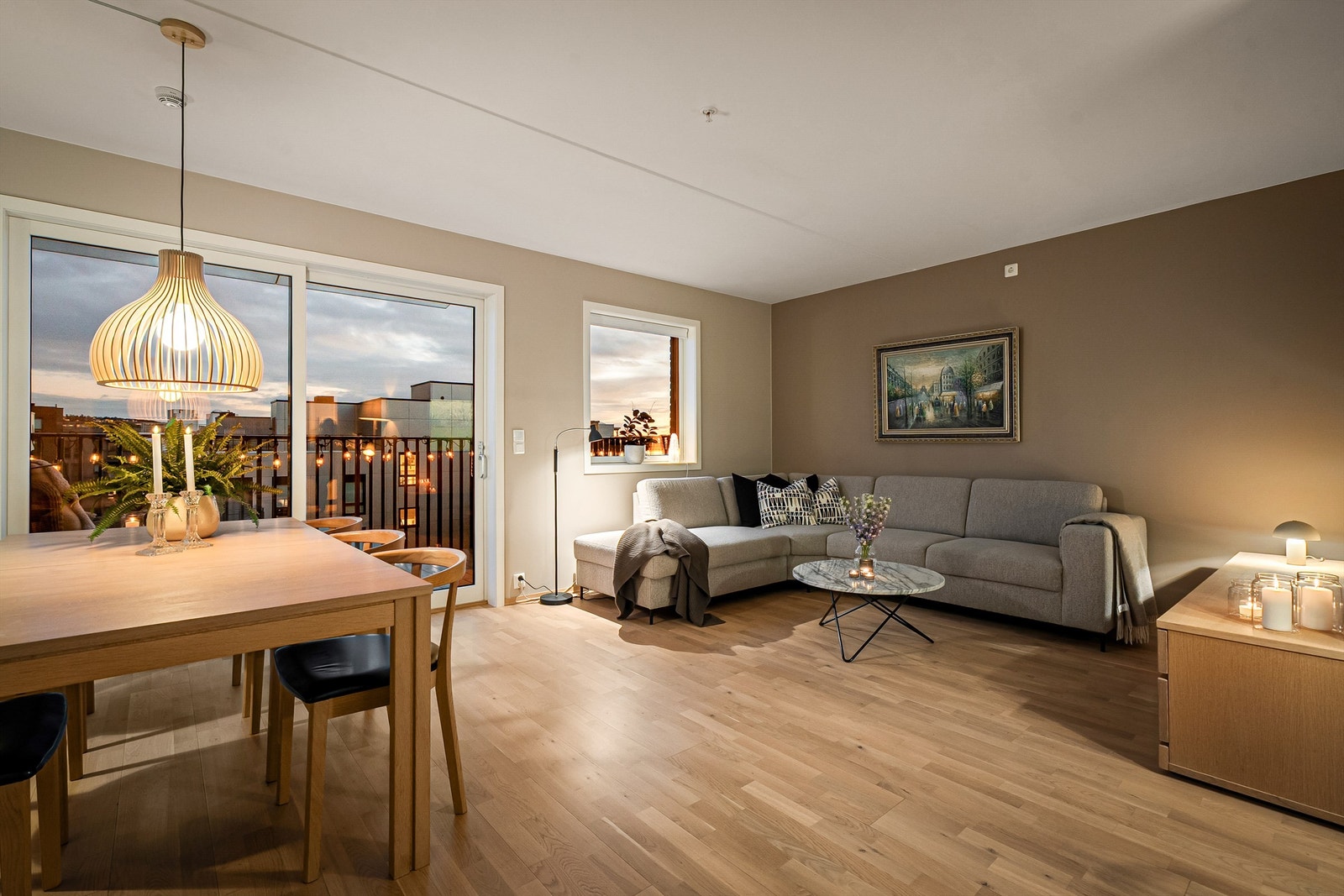 Store vindusflater slipper et nydelig lys ved solnedgang. Galleribilde