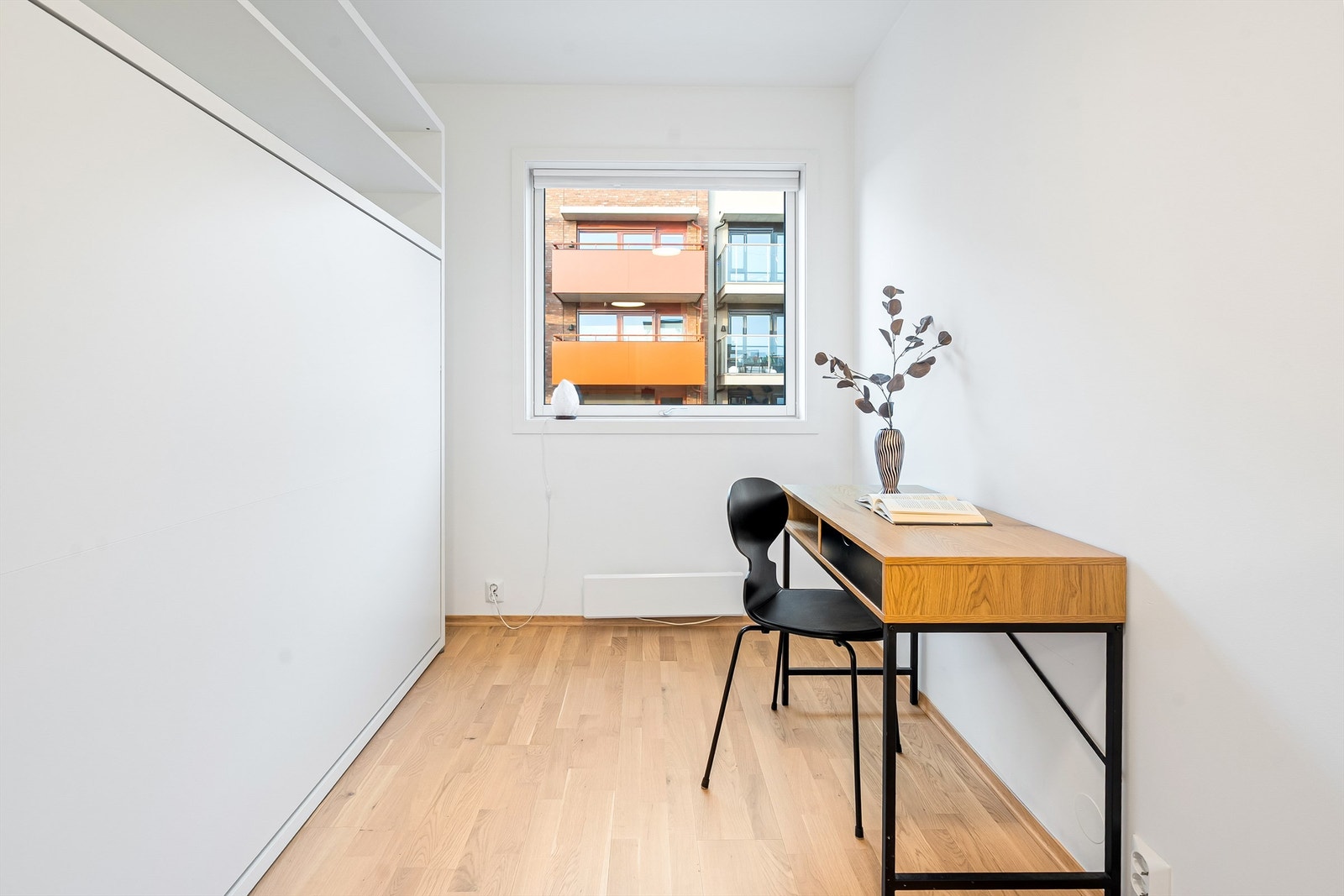 Praktisk løsning med vegghengt seng som gir rommet flere funksjoner. Er har nåværende eier hatt gjesterom og kontor løsning. Galleribilde