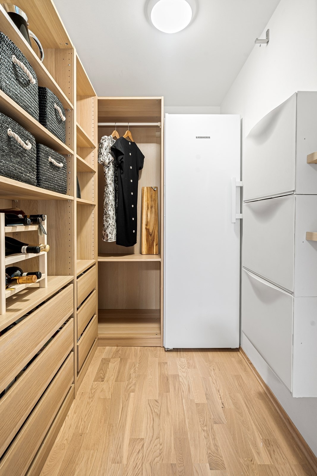 Bod inne i leiligheten med plass til både praktisk garderobeløsning og kjøleskap/fryser mm. Galleribilde