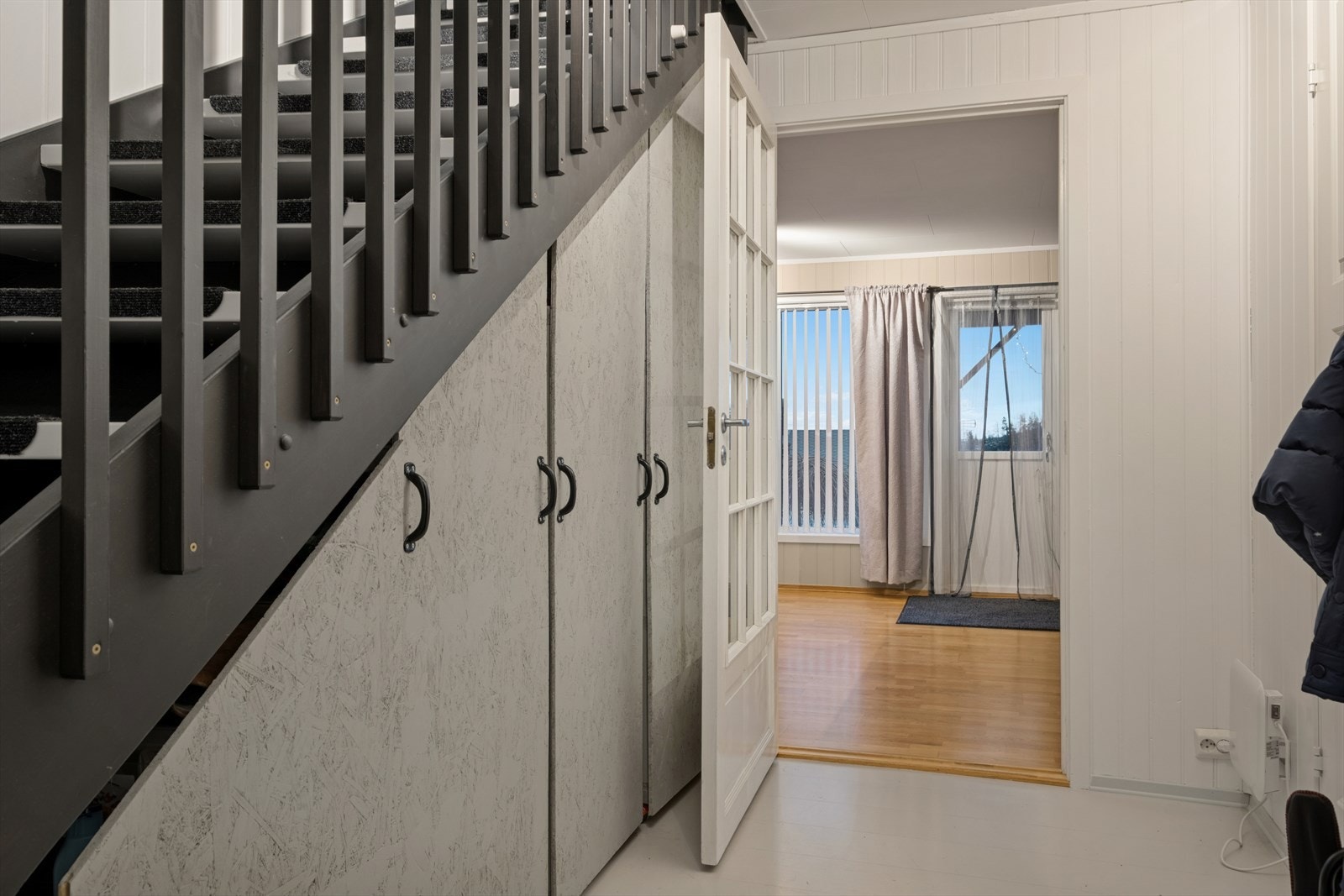 Oppbevaringsplass under trapp Galleribilde