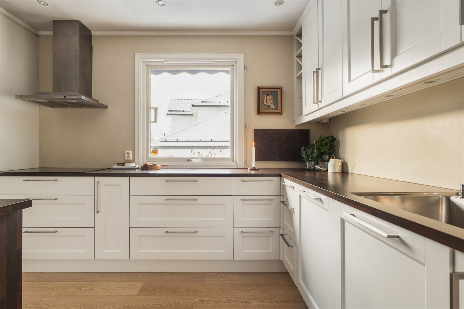 Downlights i himling gir behagelig belysning Galleribilde