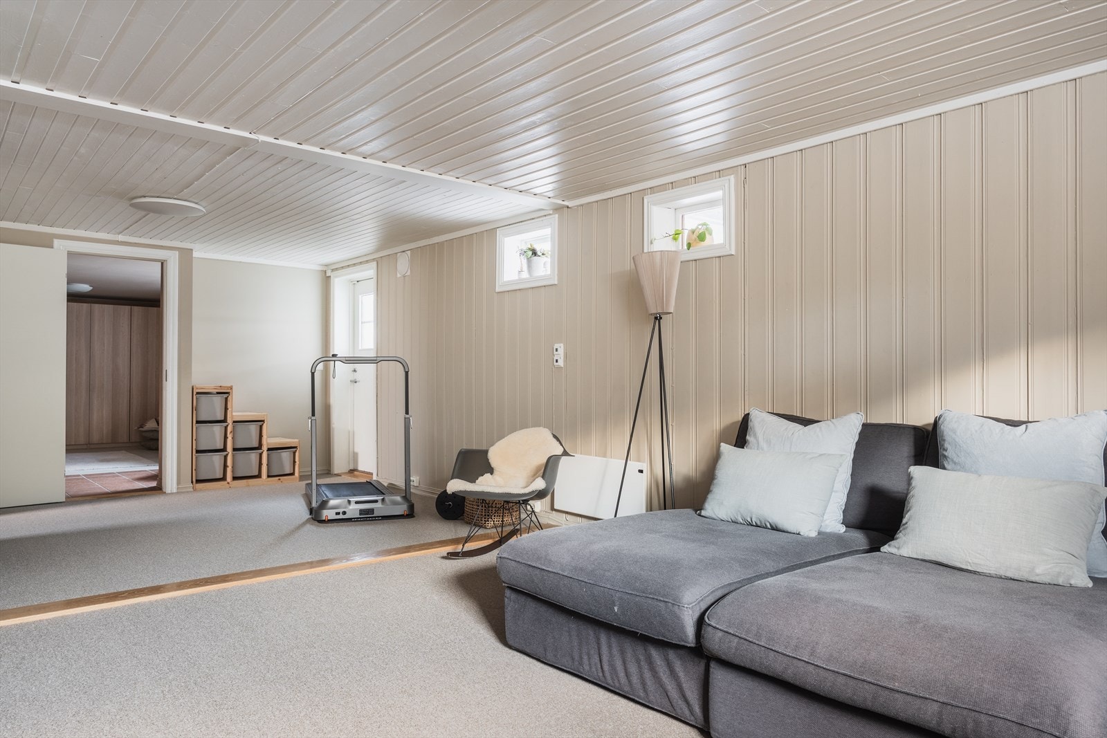 Kjellerstuen har utgang til hage - perfekt som ungdomsavdeling eller hobbyrom Galleribilde