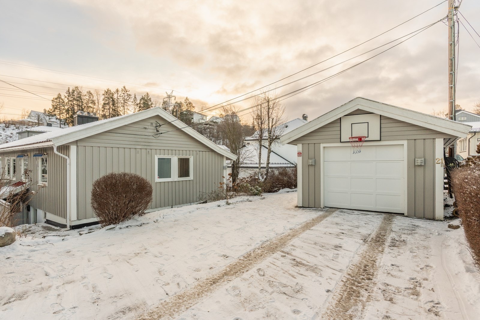 Garasje med elbillader installert i 2024 Galleribilde