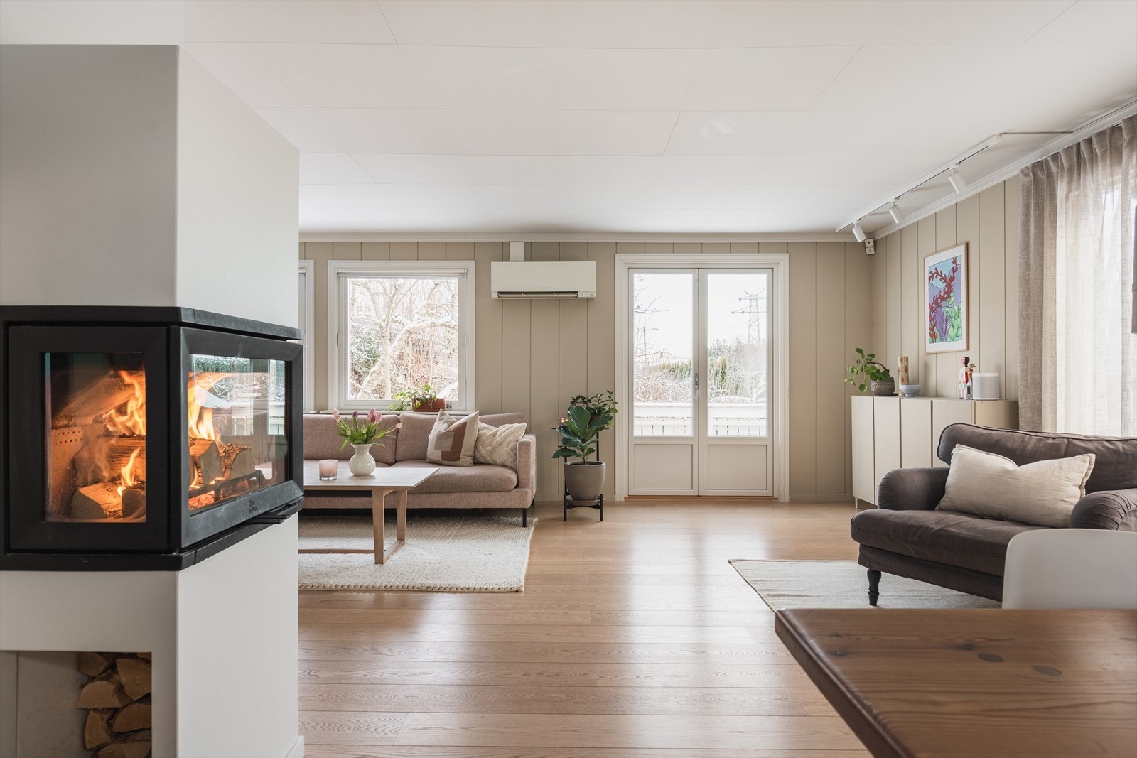 Lys stue med eksklusivt hardvoksoljet parkettgulv og malte flater Galleribilde