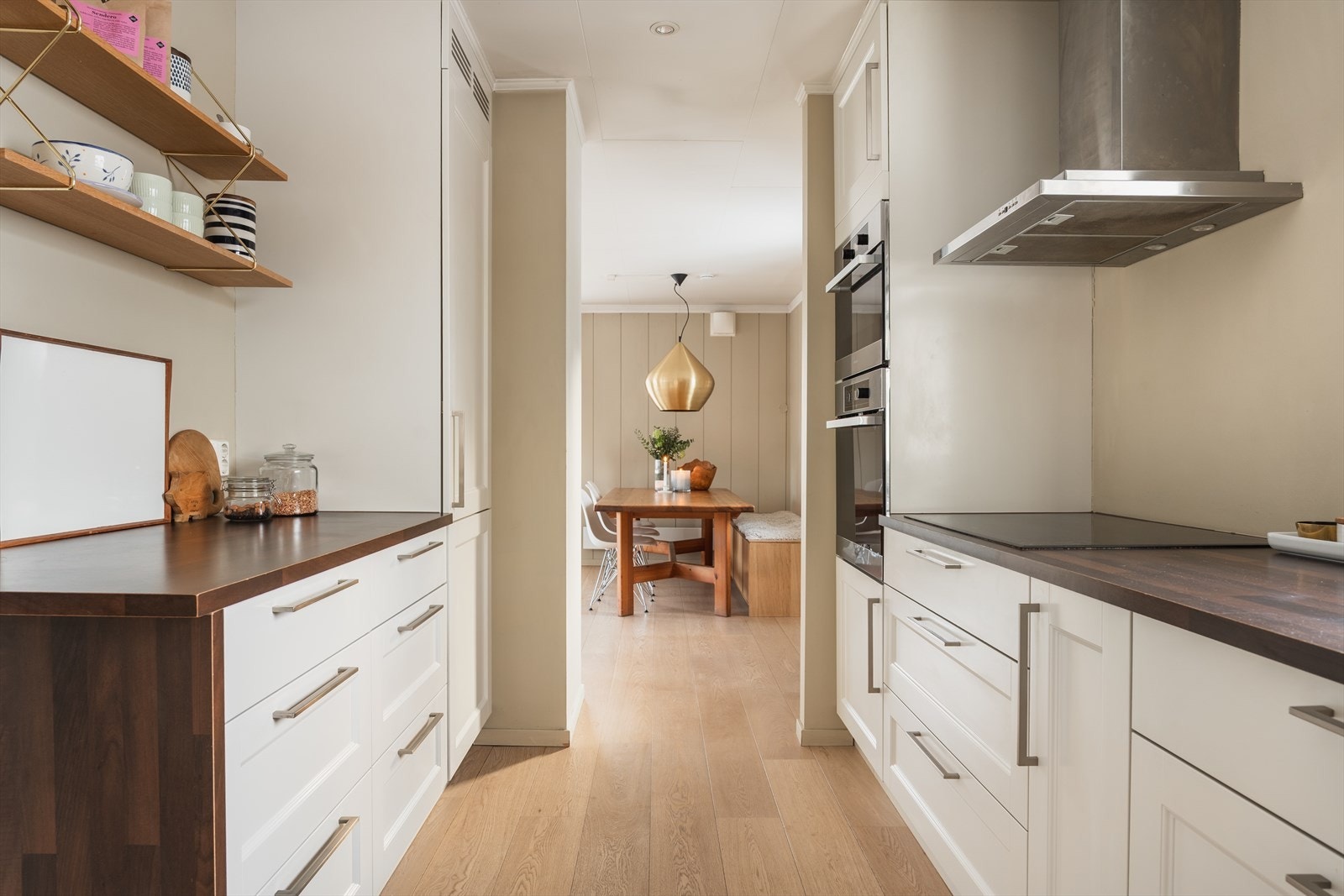 Gode arbeidsflater og praktisk løsning for en aktiv familiehverdag Galleribilde