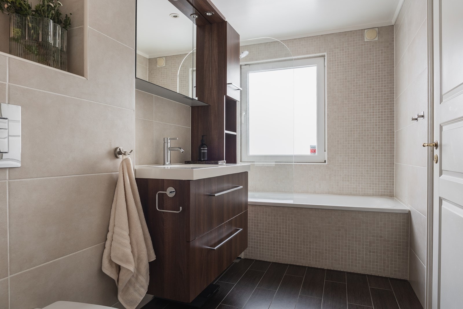 Bad med gulvvarme og badekar - komfortabel løsning for hele familien Galleribilde