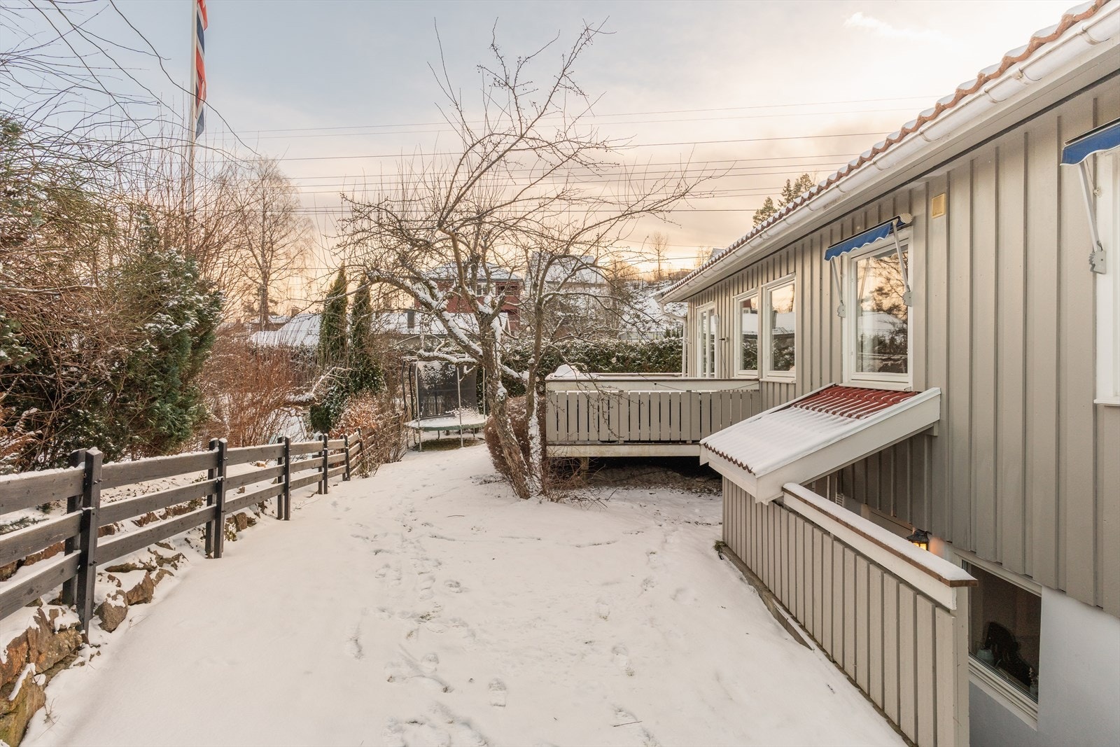 Solrik, inngjerdet hage med god plass til både lek og avslapning Galleribilde