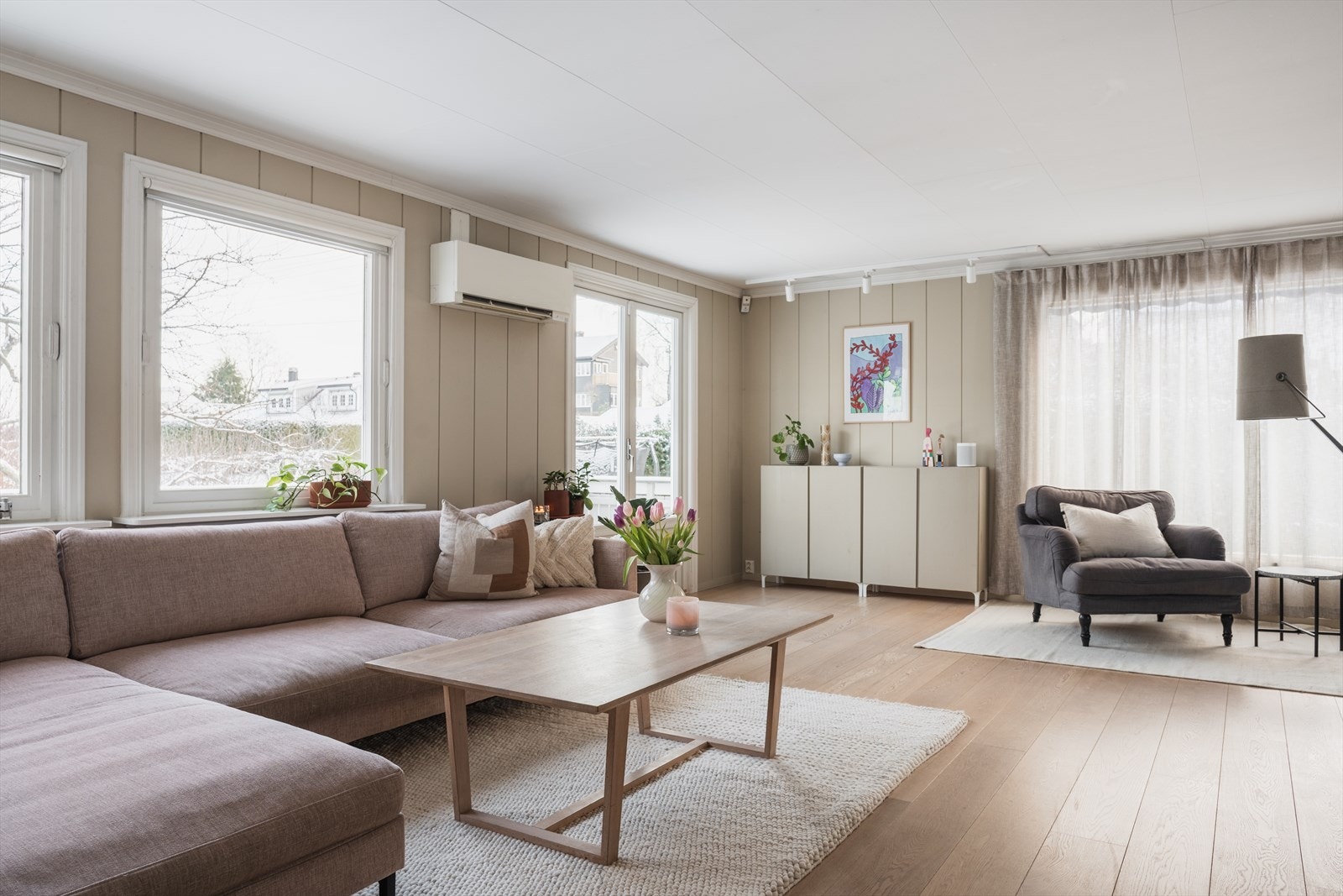 Store vindusflater og utgang til terrasse gir god flyt mellom inne og ute Galleribilde