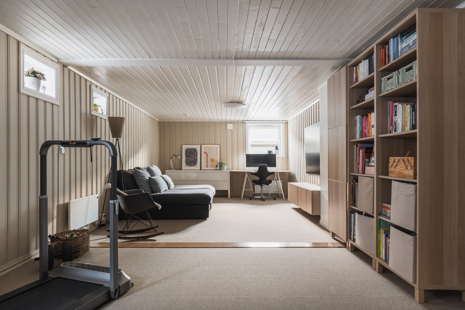 Innholdsrik kjellerstue med gulvvarme og flere bruksmuligheter Galleribilde