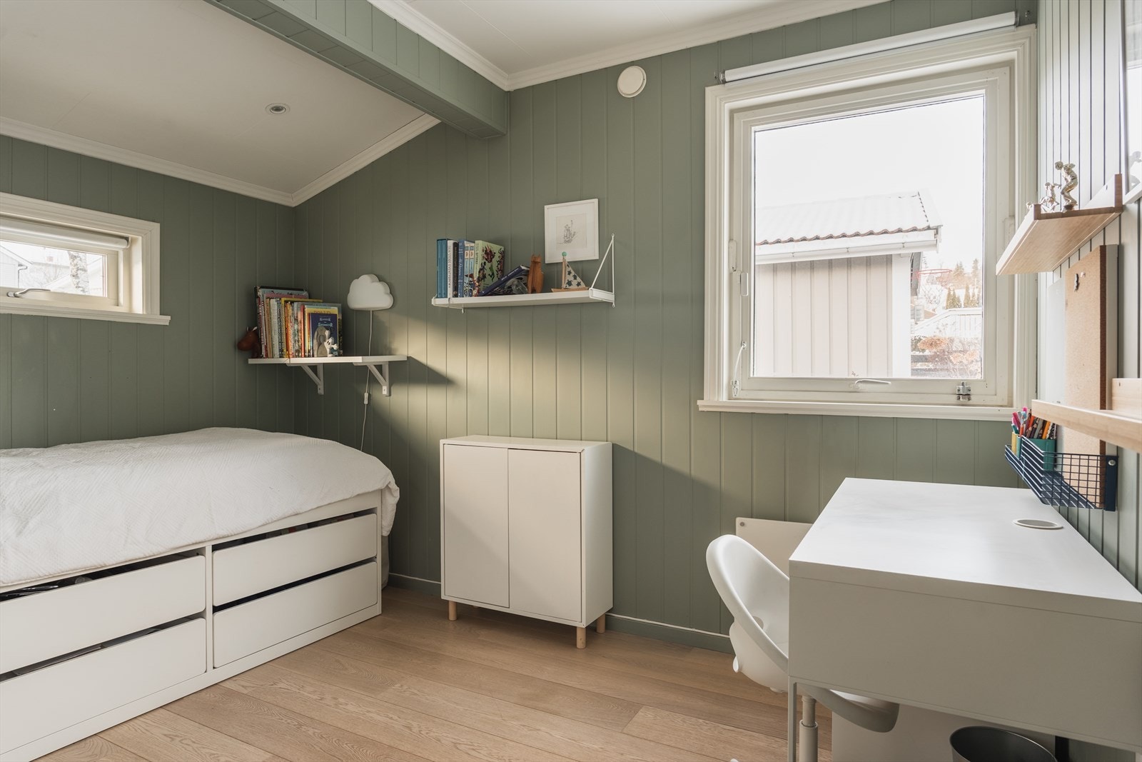 Soverom 2 med skyvedørsgarderobe - smart og plassbesparende løsning Galleribilde