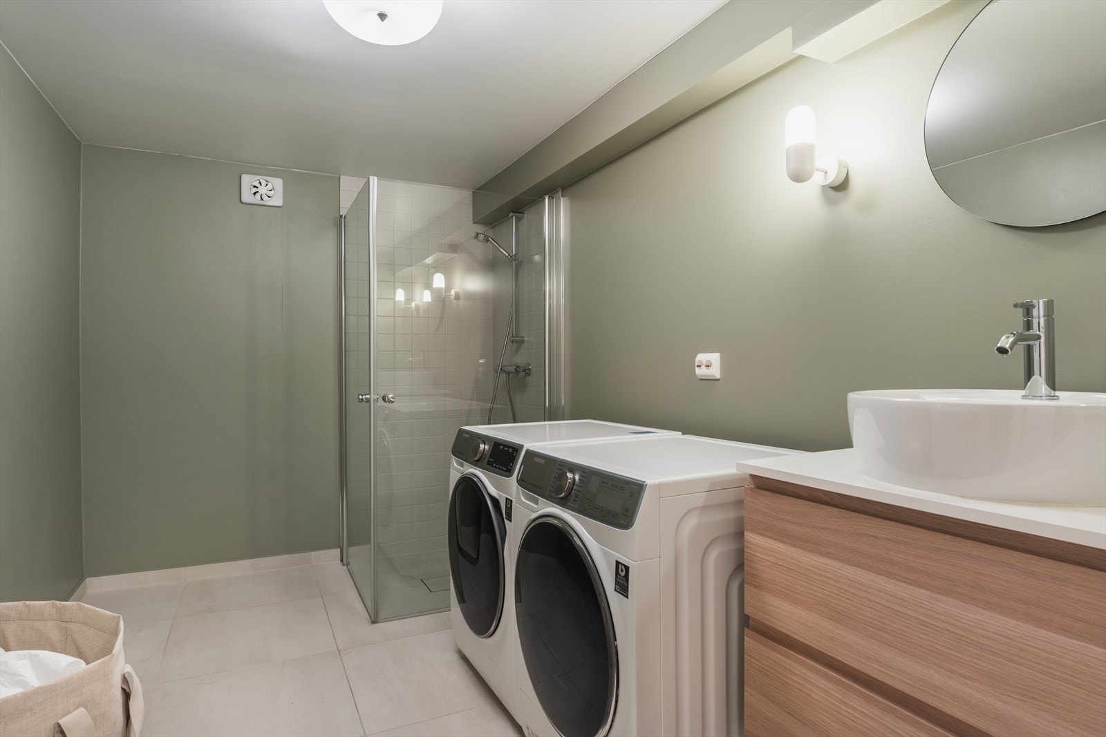 Praktisk kombinasjon av bad og vaskerom Galleribilde