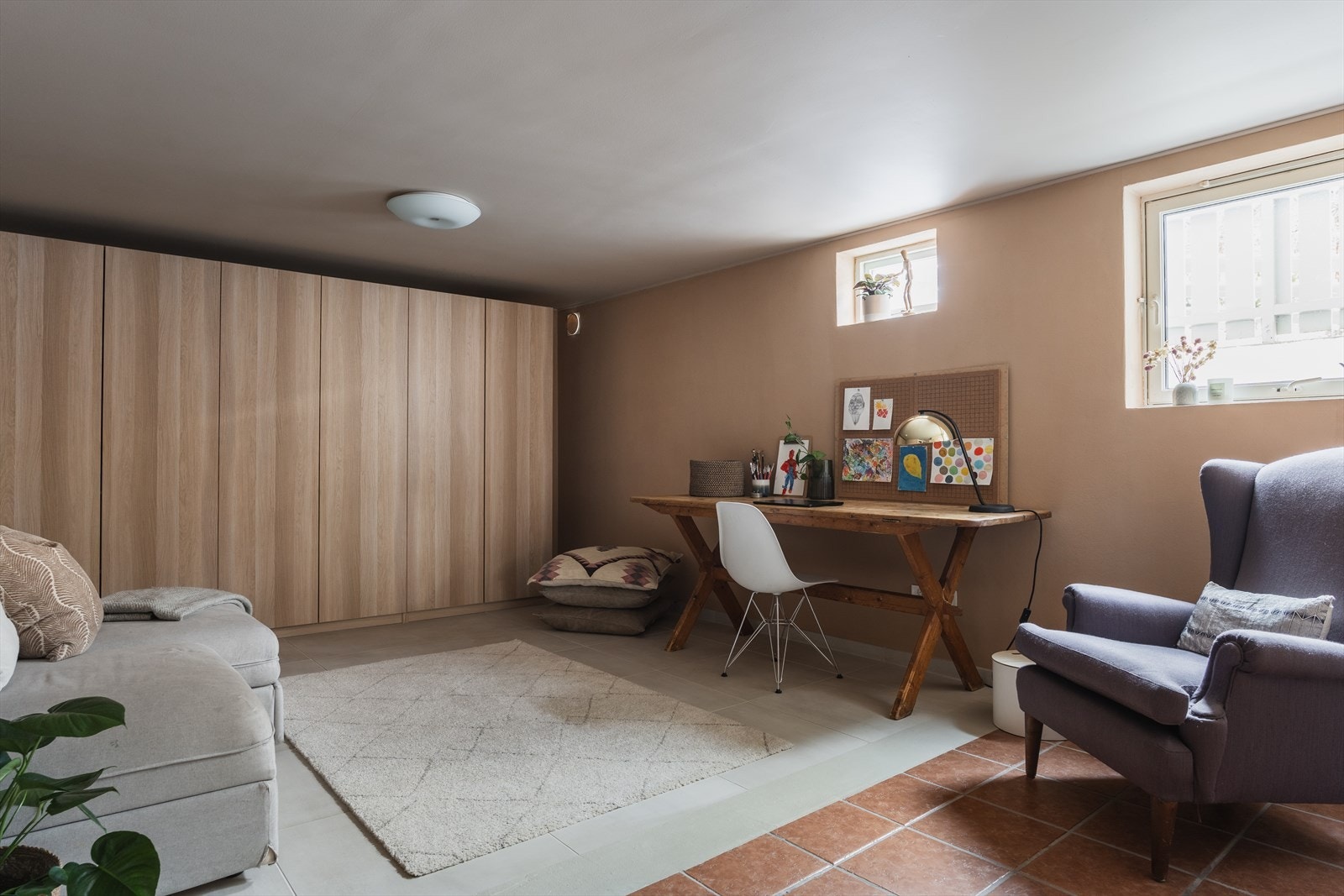 Kjellerstue med mye oppbevaring Galleribilde