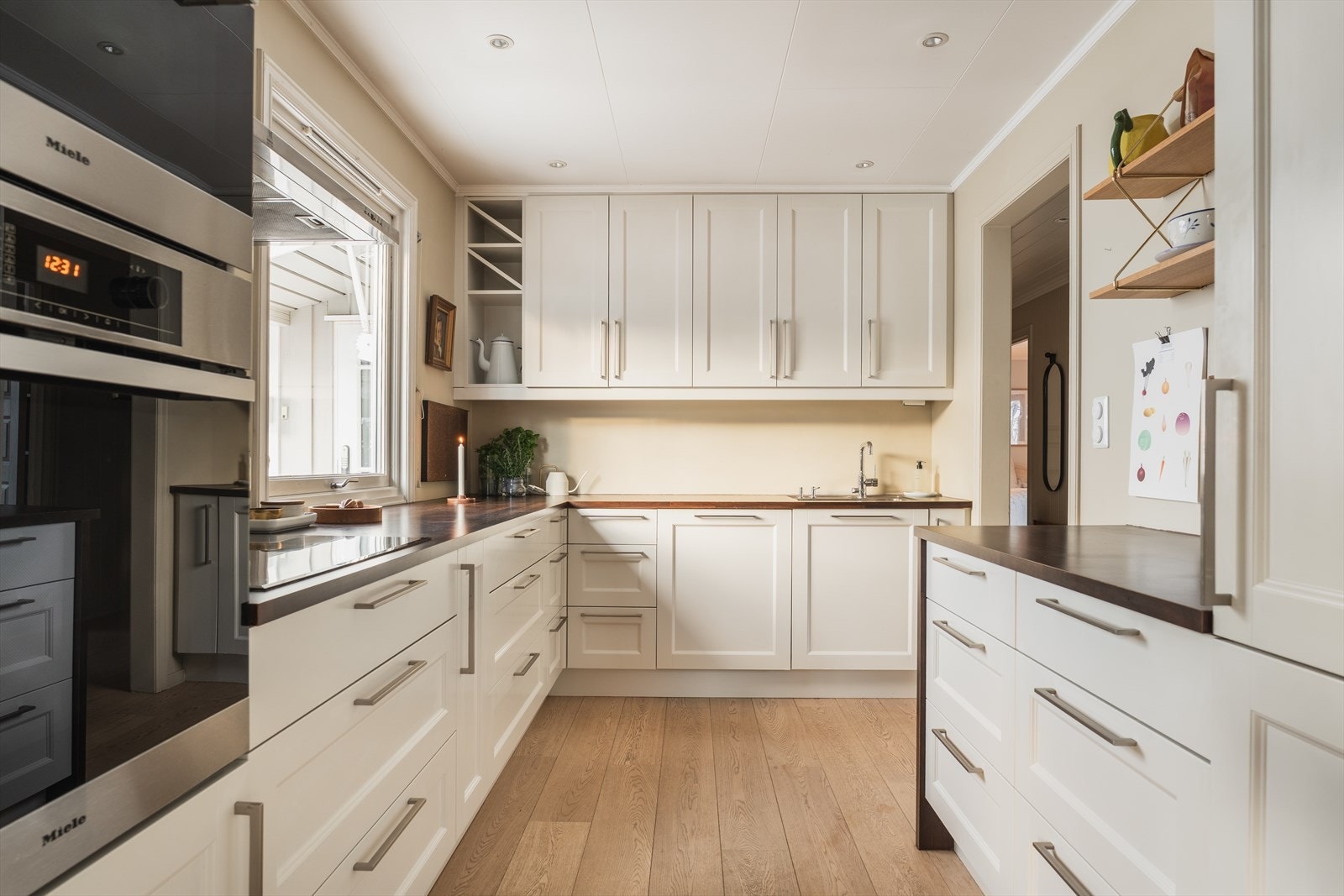 Funksjonelt kjøkken med integrerte hvitevarer Galleribilde