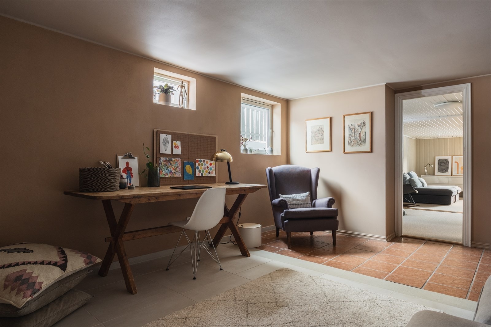 Kjellerstue med fliser og gulvvarme Galleribilde