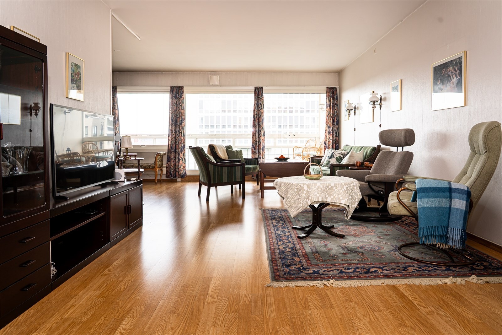 De store flatene gir rikelig med plass til både sofagruppe og spisebord, og rommet er enkelt å møblere. Galleribilde