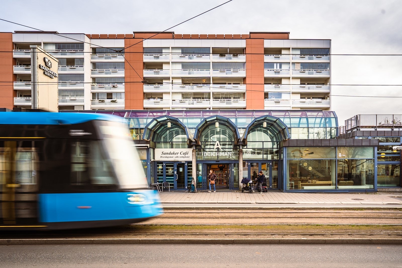 Offentlig kommunikasjon rett utenfor. Galleribilde