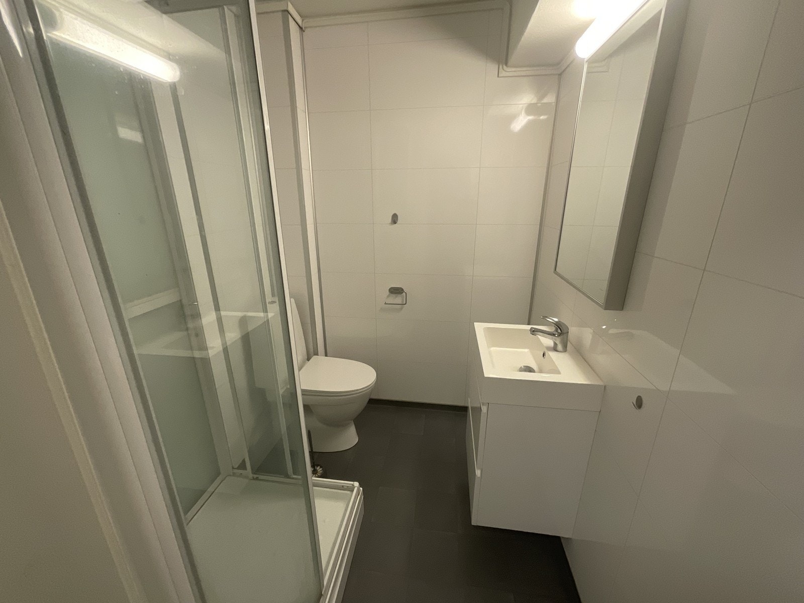 Pent bad med toalett, dusjkabinett og servant m/innredning. Galleribilde