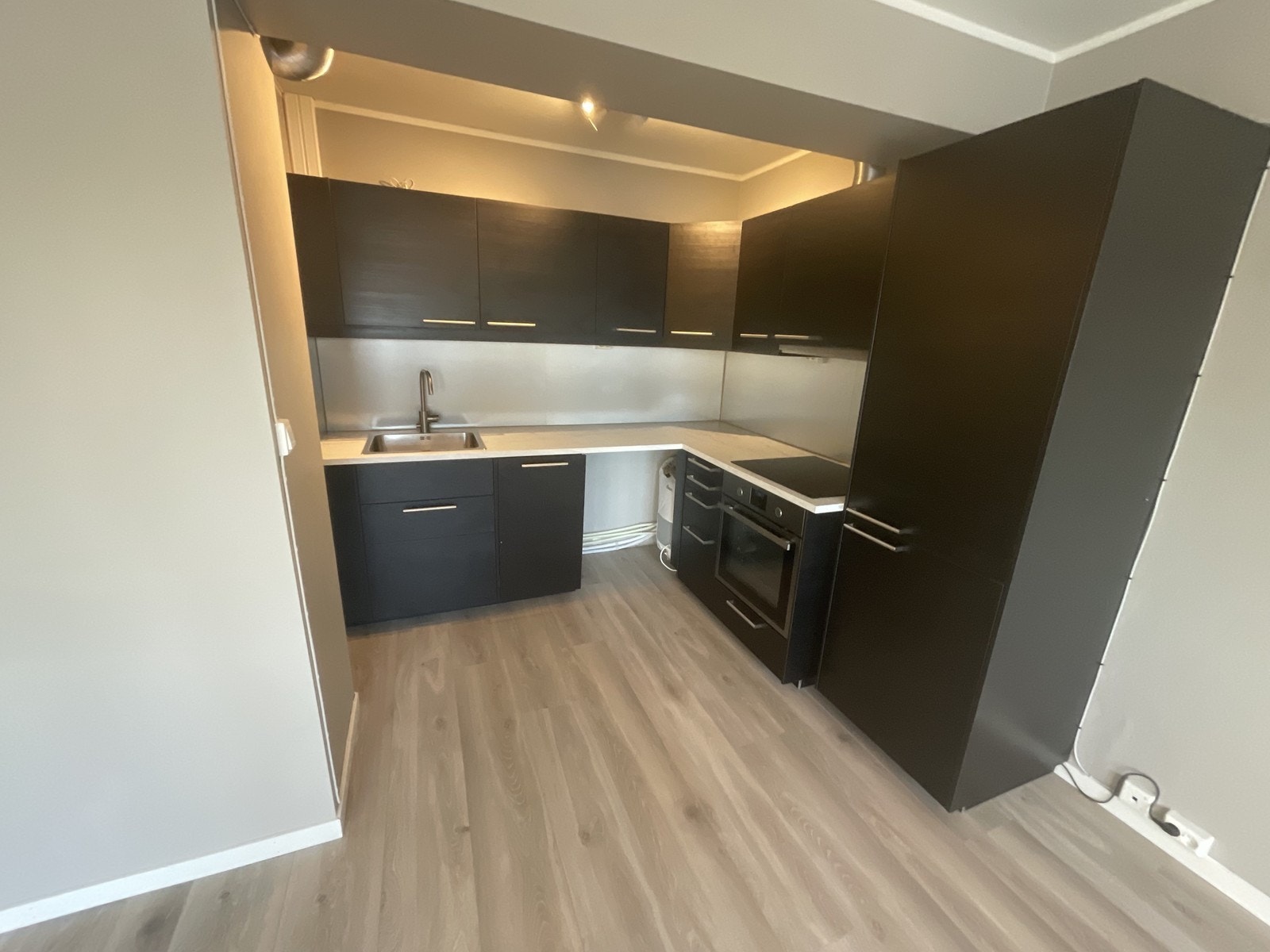 Kjøkken med kombiskap, oppvaskmaskin, stekeovn og steketopp integrert. Galleribilde