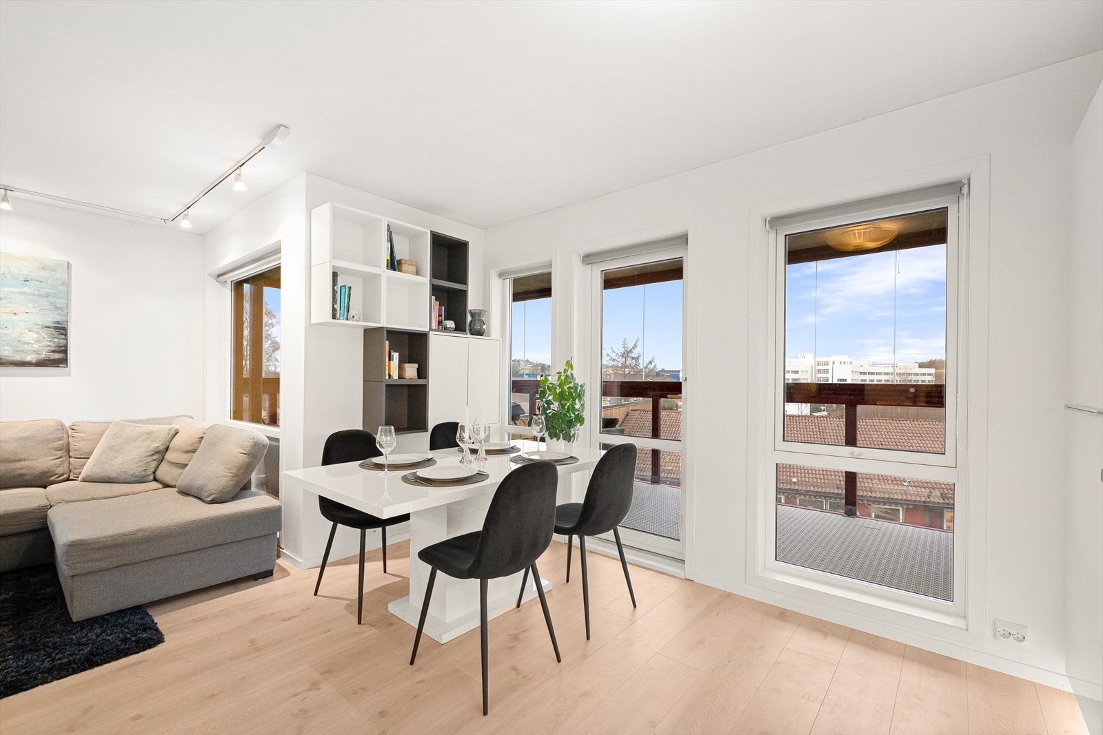 Lys og moderne leilighet med store vinduer, sentral beliggenhet og flott utsikt. Galleribilde