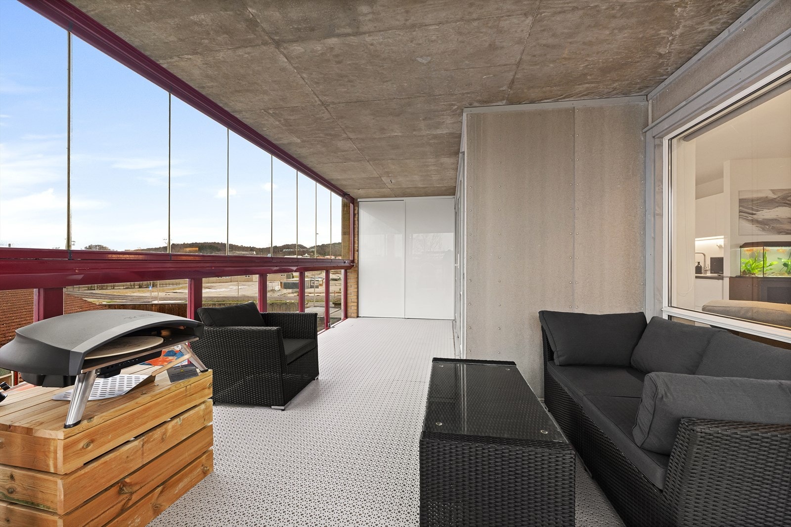 Romslig innglasset balkong med flott utsikt, ideell for avslapning og sosiale sammenkomster året rundt. Galleribilde