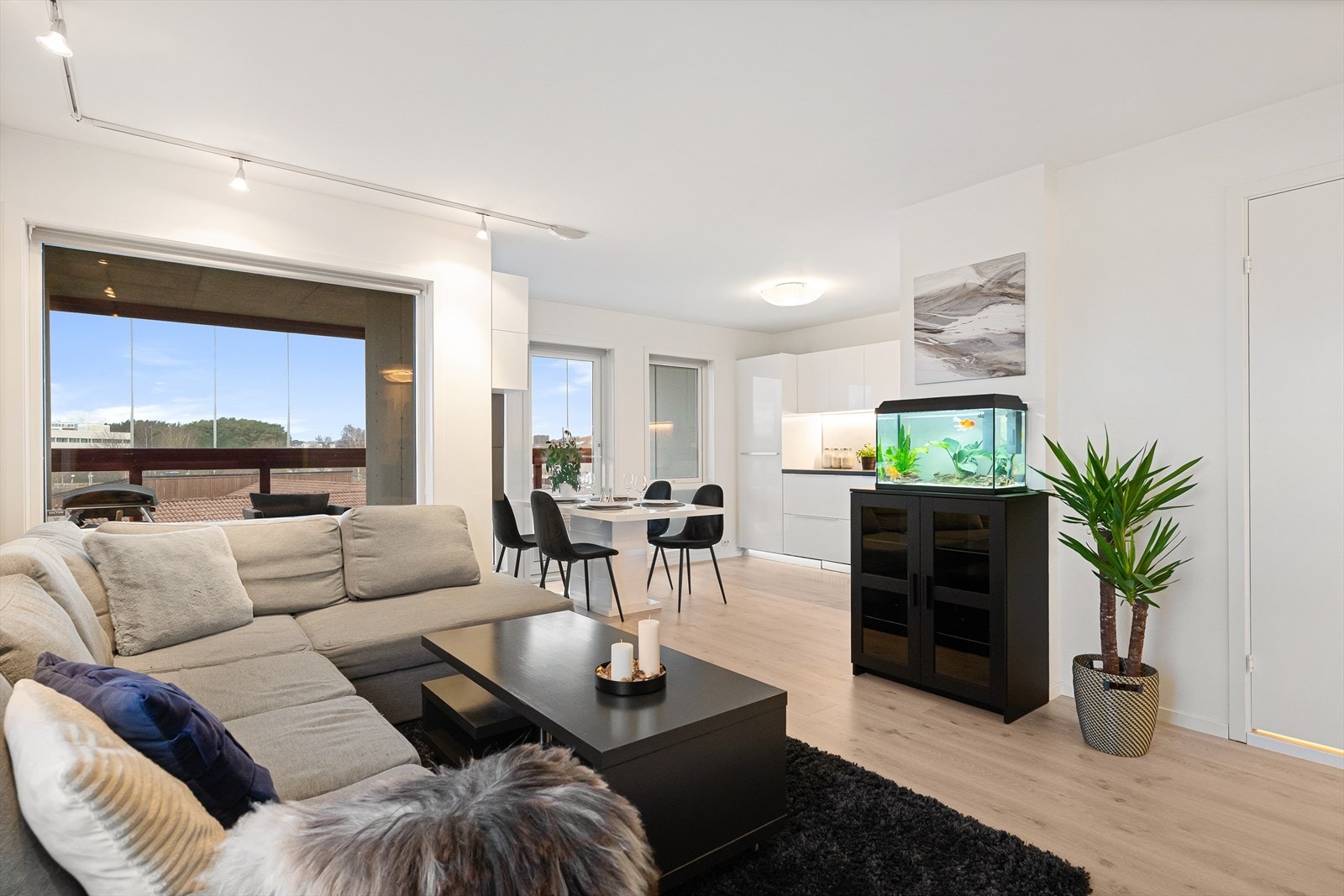 Moderne leilighet med åpen planløsning og store vinduer. Lys og romslig atmosfære. Galleribilde