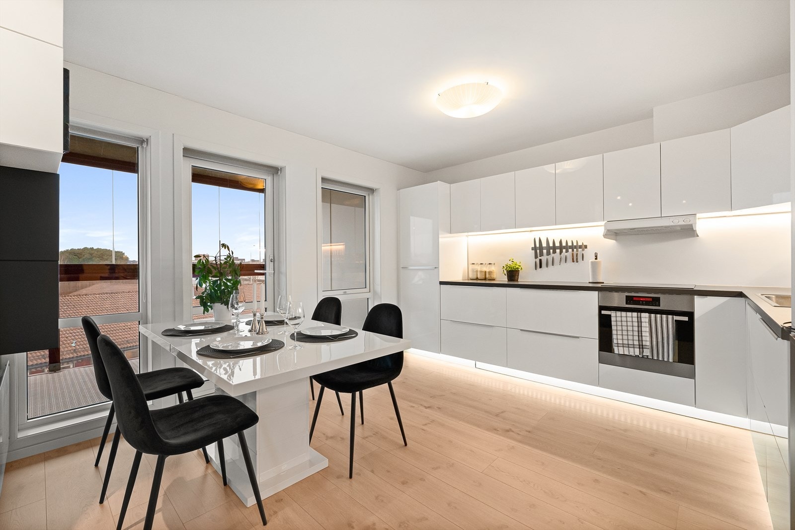 Lys og moderne kjøkkenløsning med stilrent design. Perfekt for både hverdagsliv og sosiale sammenkomster. Store vinduer gir godt lysinnslipp. Galleribilde