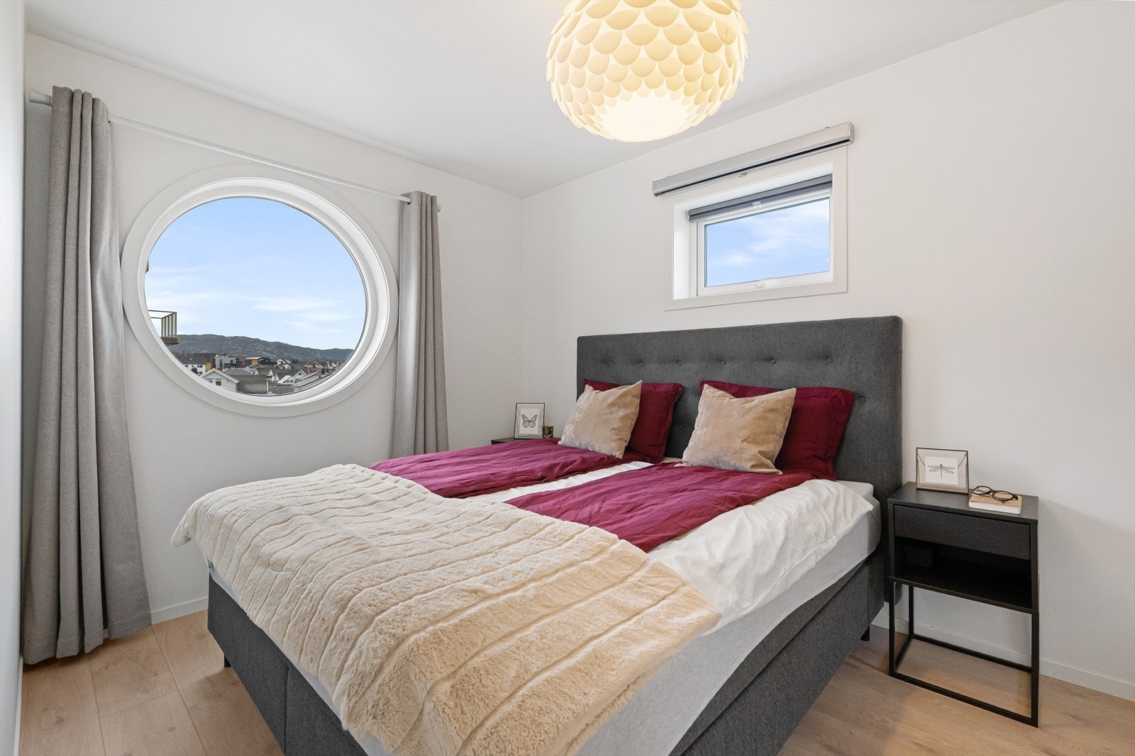 Lyst soverom med unikt rundt vindu som gir flott utsikt. Galleribilde