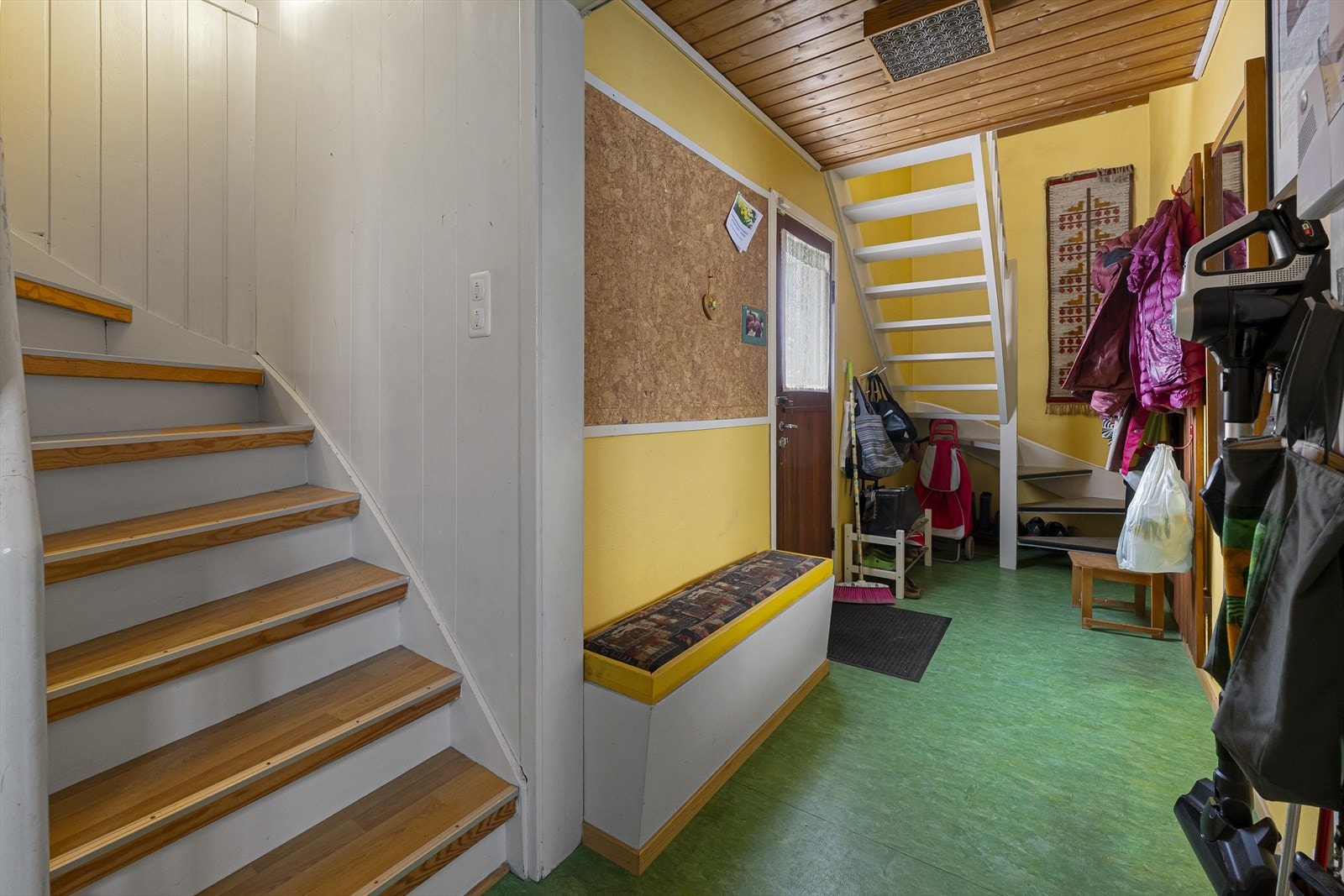 Bakgang. Det er to trapper opp til andre etasje. Den til høyre i bilde opp til ett soverom Galleribilde