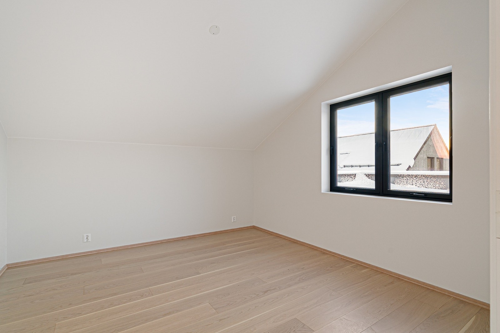 Lyst og romslig hovedsoverom på 13 kvm. Skråtak gjør rommet litt større enn målbart areal. Galleribilde