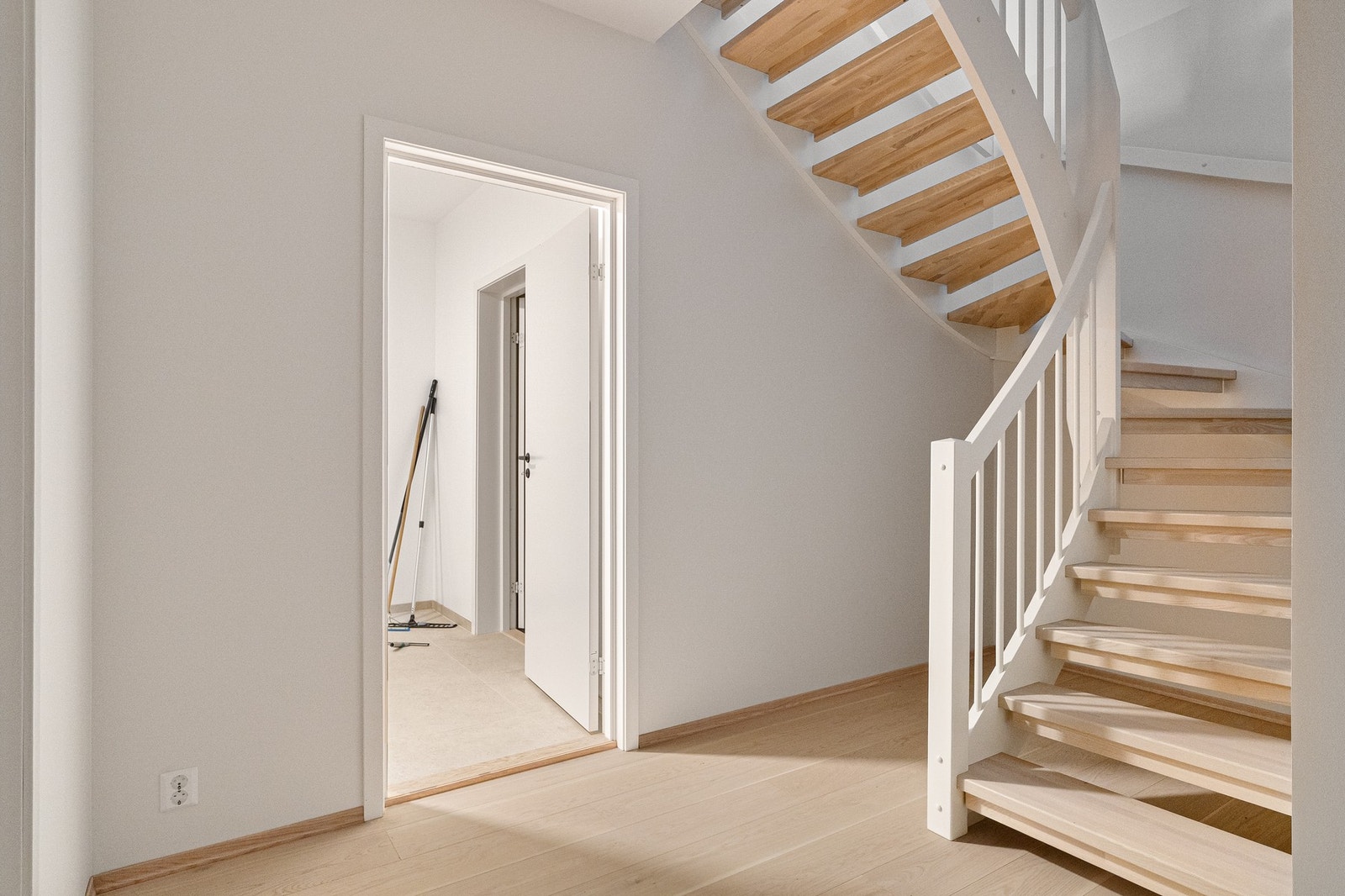 Gang i sokkeletasje med vaskerom, teknisk rom, innvendig bod og direkte tilgang til garasjen. Galleribilde