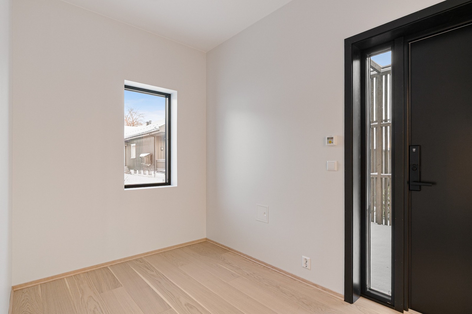 Romslig entré. God plass til ønsket garderobeløsning. Galleribilde