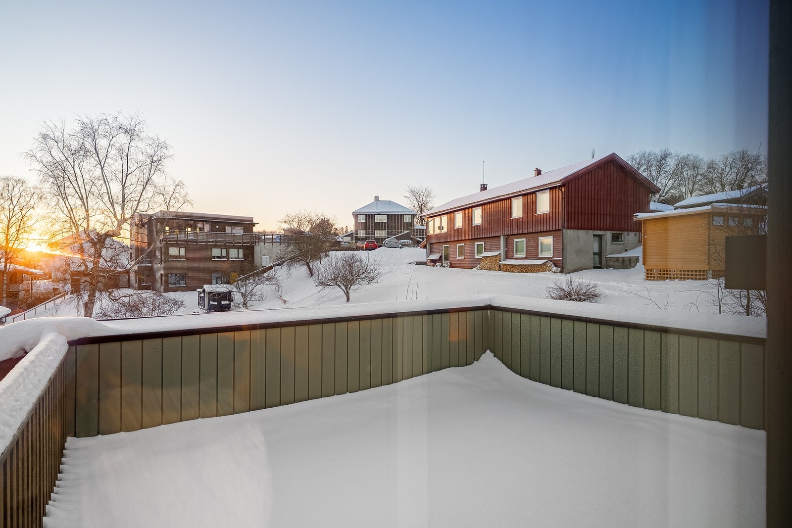 Sørvestvendt terrasse på 14 kvm. med svært gode solforhold og fin utsikt. Galleribilde