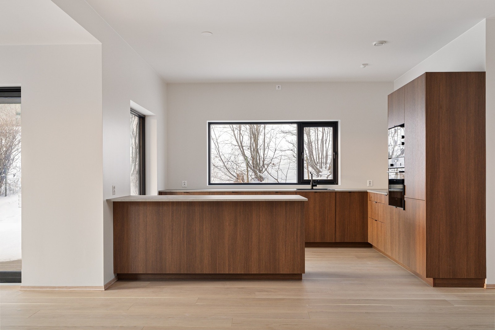 Stort, tusk kvalitetskjøkken av merket Rotpunkt. Galleribilde