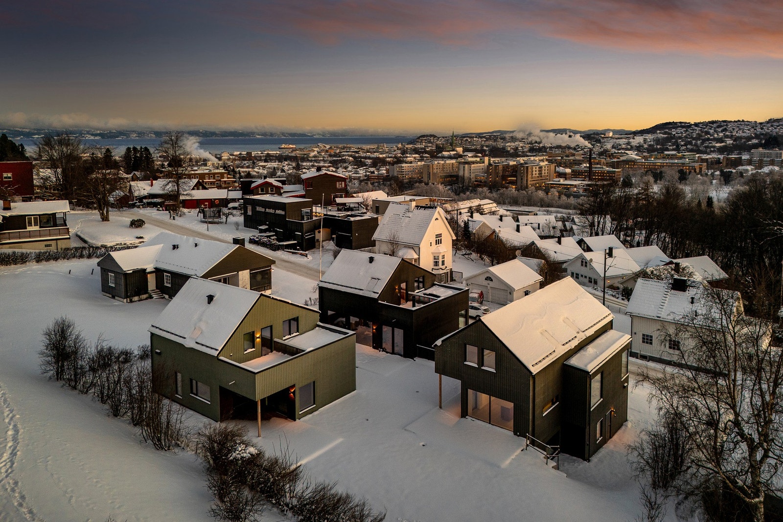 Velkommen til Gamle Åsvei 54 A! En innholdsrik og nyoppført familiebolig i et attraktivt boligområde rett nedenfor Åsveien skole. Galleribilde