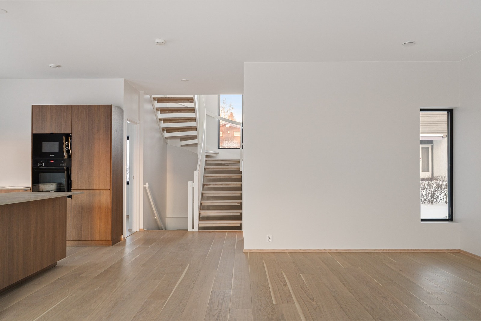 Naturlig plass for spisebord i tilknytning til kjøkken. Trapp opp til 2.etg. Galleribilde