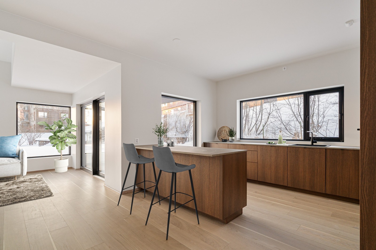 Åpen stue- kjøkkenløsning med ekstra god takhøyde og store vindusflater. Direkte adgang til terrasse på 40 kvm. Bilet er virtuelt møblert. Galleribilde