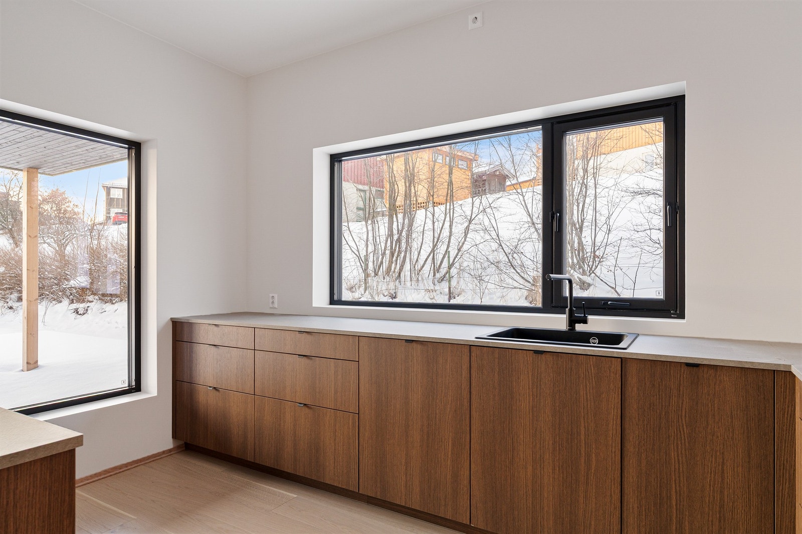 Store vinduer også på kjøkkenet med utsyn til en skjermet og frodig hage. Galleribilde