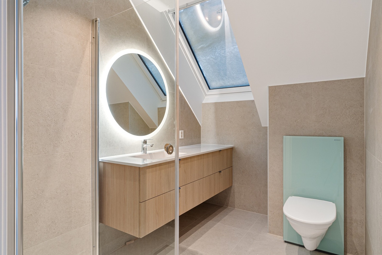 Delikat baderom med moderne innredning og stilrene materialvalg. Vegghengt toalett. Galleribilde