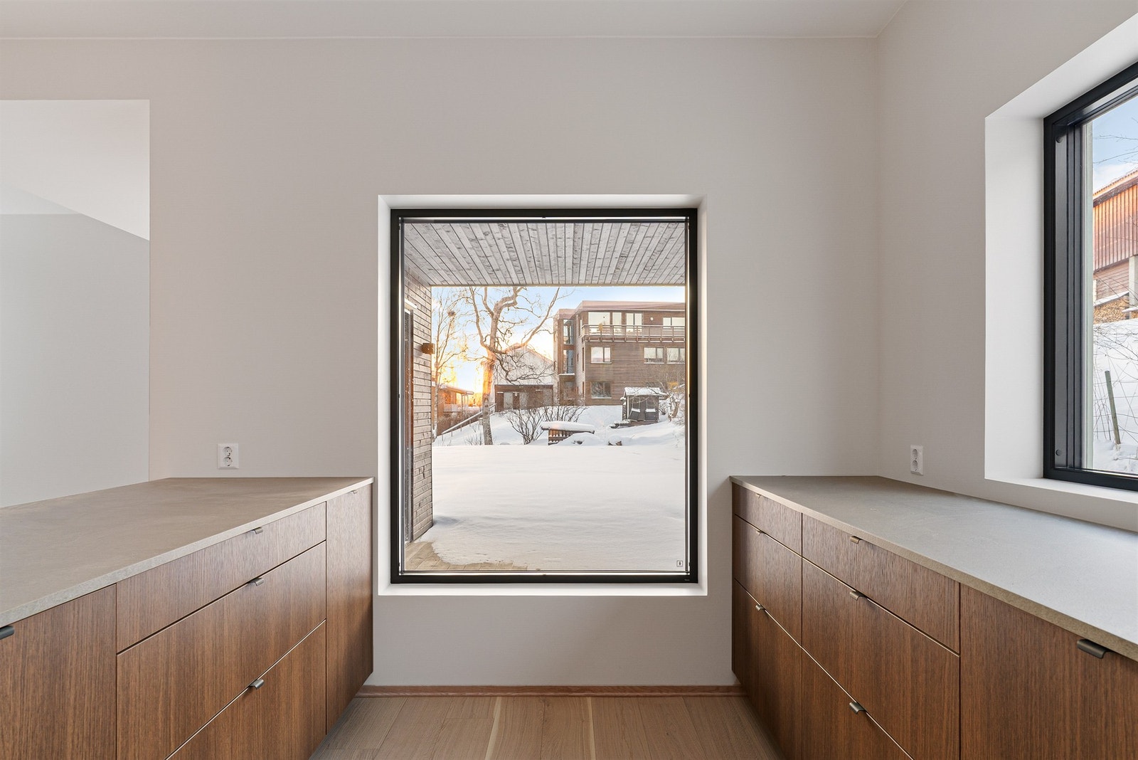 Takoverbygd markterrasse og hageareal rett utenfor kjøkkenet. Galleribilde