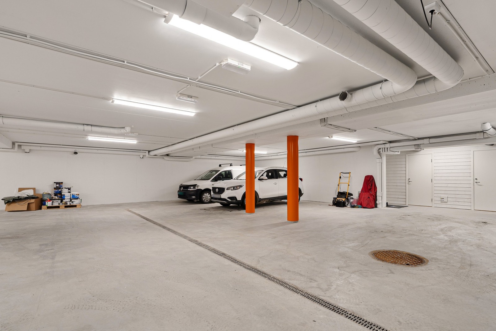 Stor oppvarmet felles garasje med 2 parkeringsplasser samt sportsbod. Direkte inngang til huset. Galleribilde