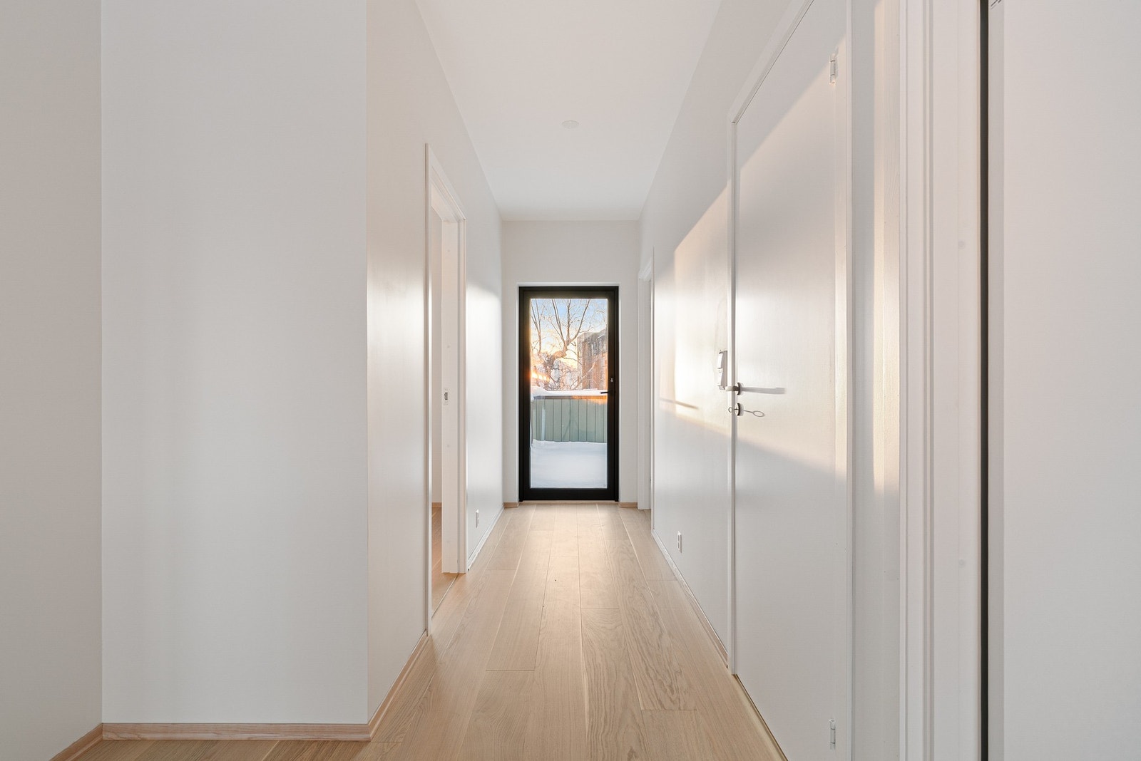 Gang i 2. etg. med tilgang til 4 soverom, bad og utgang til solrik takterrasse. Galleribilde