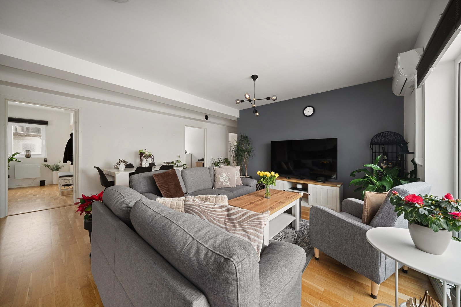 Omkring gangen innenfor stuen er leilighetens tre soverom samlet i praktisk nærhet. Galleribilde