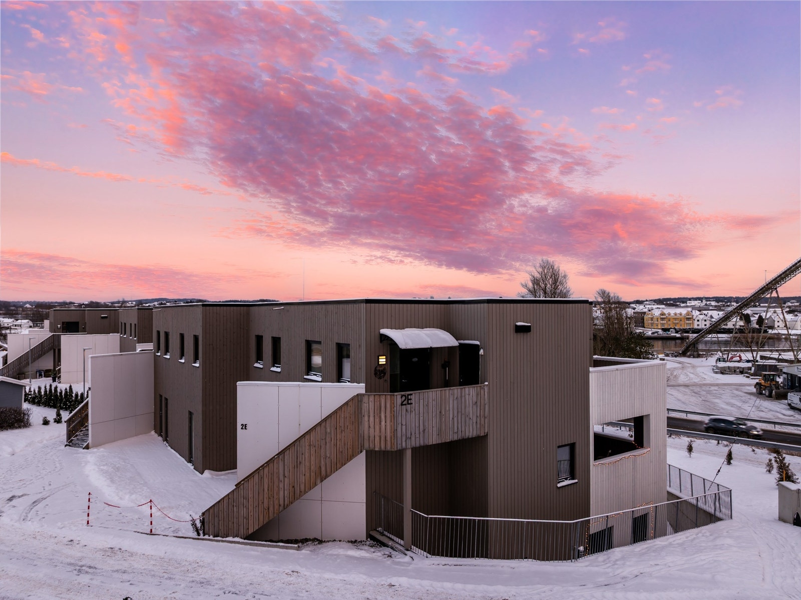 Leiligheten er en del av Nøklebytunet og kanskje den best beliggende i hele sameiet; i vestre ende av andre etasje. Galleribilde