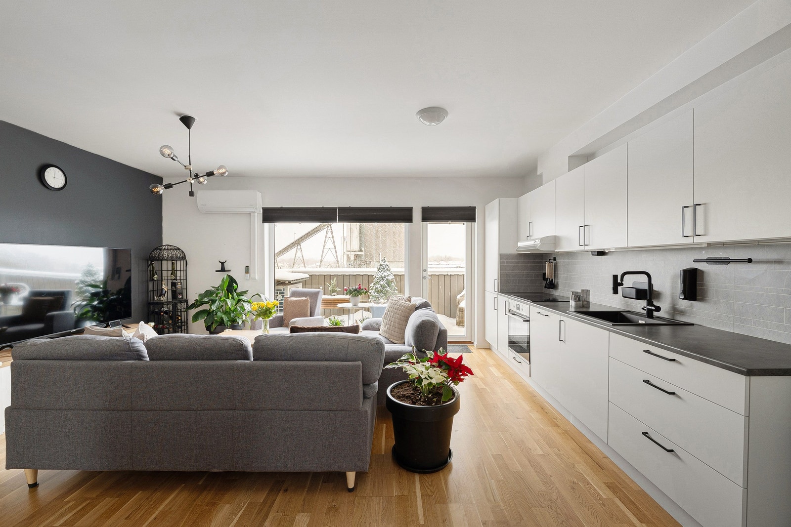 Kjøkkeninnredningen er fra Strai og alle hvitevarer er integrert. Kjøle-/fryseskap er fra 2023, øvrige fra byggeåret. Galleribilde